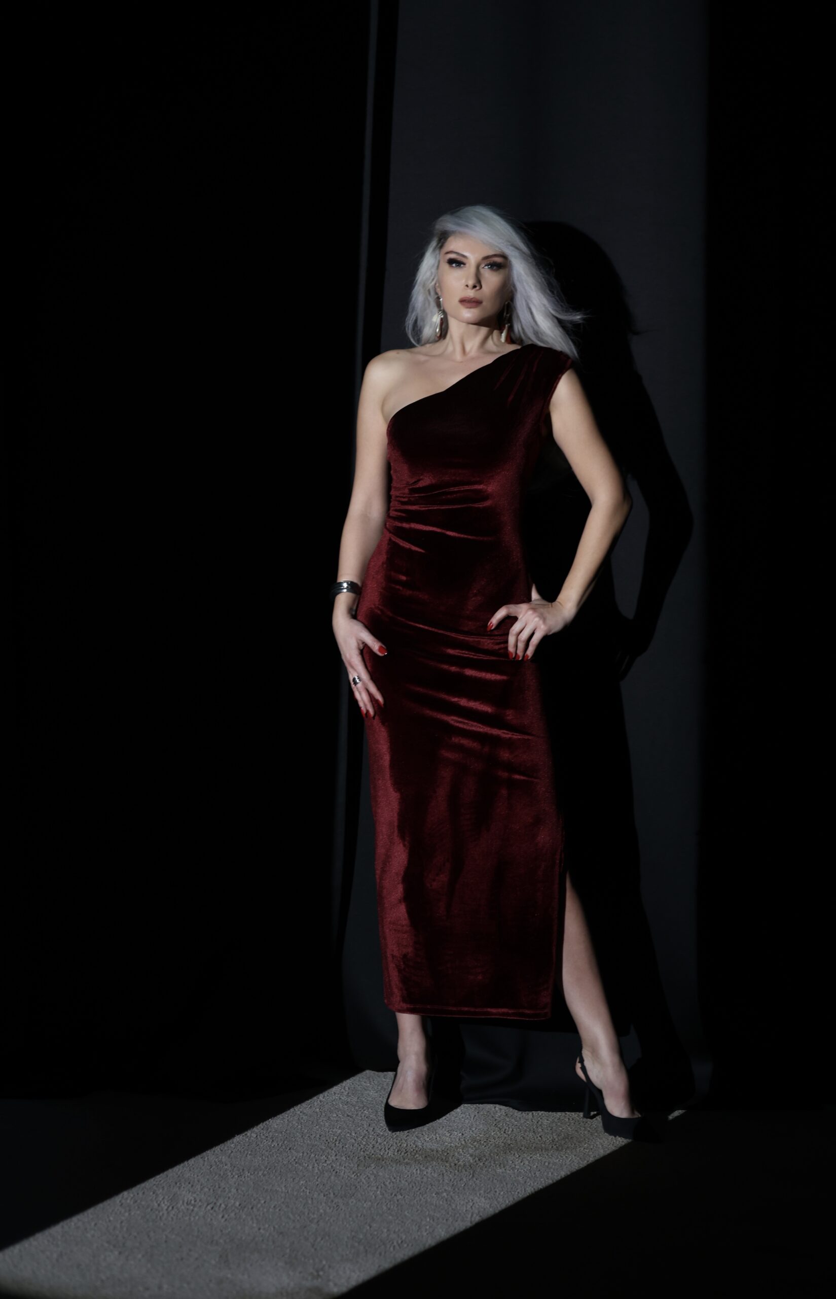 Bordo Tek Omuz Yan Yırtmaç Detay Midi Elbise - Görsel 3