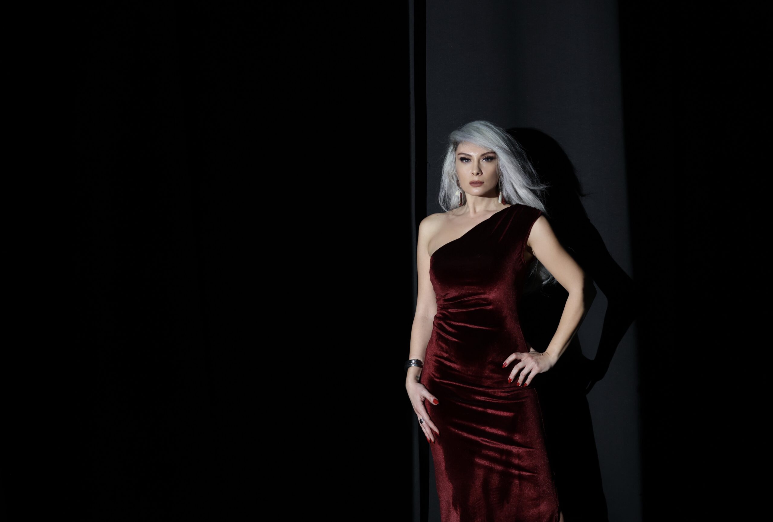 Bordo Tek Omuz Yan Yırtmaç Detay Midi Elbise