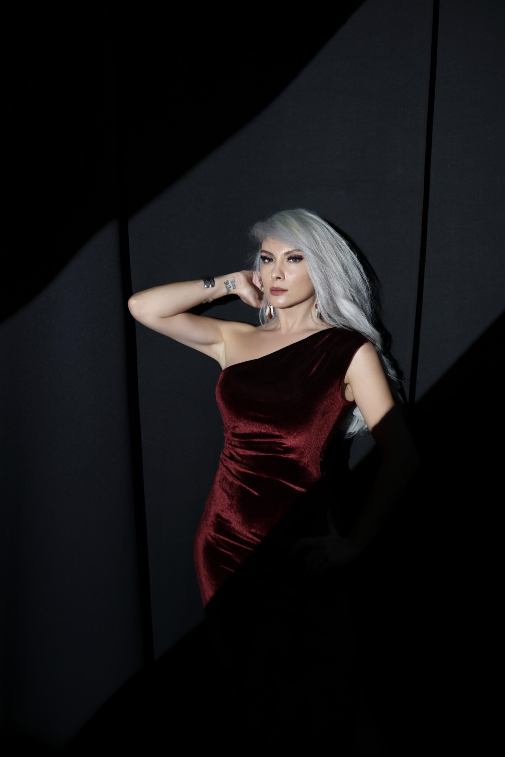 Bordo Tek Omuz Yan Yırtmaç Detay Midi Elbise - Görsel 2